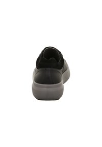 Černá atleťická obuv s hladkým koženým svrškem, polstrovaným límcem a šedou gumovou podešví. Vyznačuje se nízkým profilem a minimálním designem.