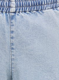 Φωτεινό μπλε τζιν ύφασμα σε κοντινό πλάνο που δείχνει ελαστική μέση και κάθετη ραφή σε παντελόνι.