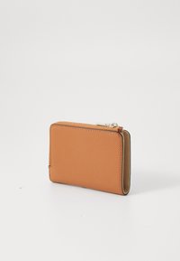 Portefeuille orange texturé avec fermeture éclair, de forme rectangulaire, et doublure intérieure contrastante. Présente des coutures fines le long des bords.