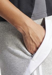 adidas Performance TIRO 24 - Kurze Sporthose - grauweiss