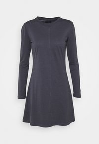 Långärmad klänning i mörkgrått, med rund halsringning, figursydd överdel och utsvängd kjol. Slät tyg utan synliga mönster eller dekorer.