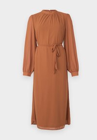 Rochie cu maneci lungi de culoare ruginiu, cu guler înalt, detalii pliate și curea pentru talie; material neted cu fante laterale.