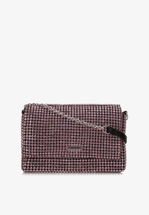 Różowa torebka kopertówka z ozdobami, wzór w kratkę z małych cyrkonii, srebrny łańcuszek oraz czarny skórzany akcent.