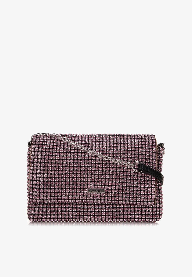 Růžová taštička na rameno zdobená drobnými kamínky ve čtvercovém vzoru, stříbrný řetízek a černý kožený akcent.