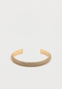 Βραχιόλι-μανσέτα σε χρυσή απόχρωση με υφή επιφάνειας επενδυμένη με μικρές λαμπερές πέτρες, με λεία άκρα και μινιμαλιστικό σχεδιασμό.