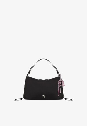 Sac à bandoulière noir avec une poignée unique, une fermeture éclair argentée, un petit logo argenté et un charme décoratif rose attaché d'un côté.