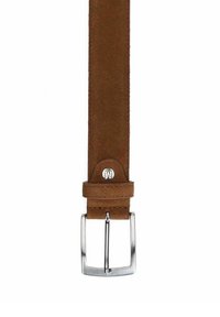 Bruine suède riem met een zilveren rechthoekige metalen gesp. De riem is voorzien van textuur met stiksels langs de randen en een logo-detail nabij de gesp.