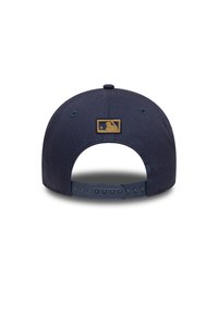 Námornícky modrá baseballová čiapka s nažehleným zlatým logom MLB na zadnej strane, nastaviteľným plastovým popruhom a hladkou textúrou látky.