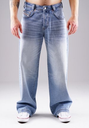 Helleblaue, weite Jeans aus Denim mit einem ausgewaschenen Look, die über fünf Taschen, kupferne Nieten und einen Knopfverschluss am Bund verfügen.