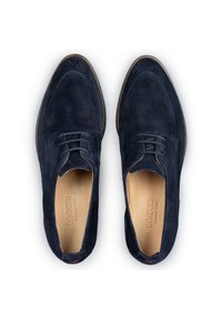 Marineblauwe suède schoenen met een slank ontwerp, vetersluiting en een lichtbruine leren binnenkant. Heeft een subtiele merklogo en stiksel details.