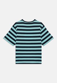 Kortærmet t-shirt med rund halsudskæring, der har vandrette striber i lyseblå og mørk navy. Blødt stof med en glat tekstur. Vist fra bagview.
