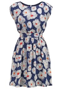 Vestito floreale con sfondo blu navy, caratterizzato da fiori bianchi con centri rossi. Maniche corte, cintura elastica e design con gonna svasata.