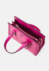 Borsa in pelle fucsia con texture a coccodrillo, doppi manici e chiusura con cerniera superiore. L'interno presenta dettagli scuri.