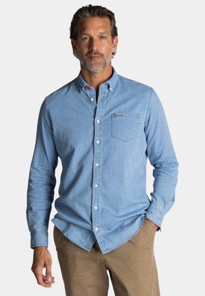 Lichtblauwe denim button-up shirt met lange mouwen, een enkele borstzak en rode logo detail. Kreukvrije stof en klassiek kraagontwerp.