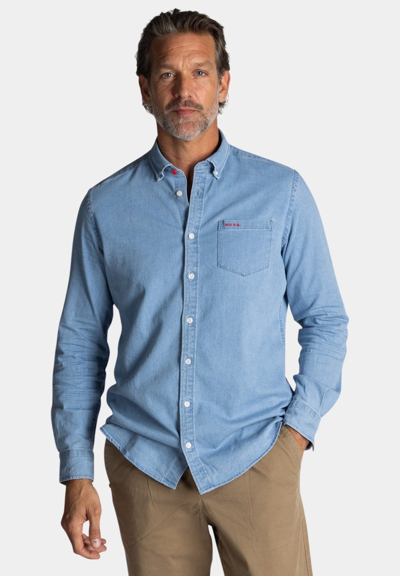 Lichtblauwe denim button-up shirt met lange mouwen, een enkele borstzak en rode logo detail. Kreukvrije stof en klassiek kraagontwerp.