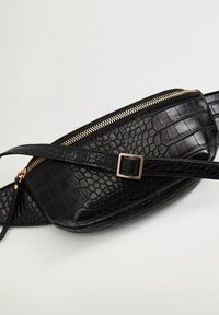 Czarna nerka z imitacji skóry o fakturze krokodylej, ze złotym zamkiem, regulowanym paskiem i kwadratową klamrą. Ergonomiczny design o smukłym kształcie.