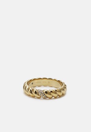 Bague à anneau torsadé doré avec une rangée diagonale de petits cristaux clairs, gravure intérieure indiquant "FOSSIL STEEL 9".