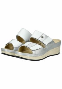 Sandalias cuña con patrón de piel de serpiente falsa en plata, correas blancas, punta abierta y una base texturizada con un aspecto ligero de madera.