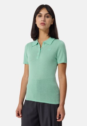 Polo de punto en verde menta con cuello tipo polo, mangas cortas y un sutil logo bordado en el lado izquierdo del pecho.