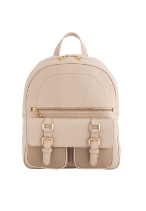 Sac à dos en cuir beige au design arrondi, avec des accessoires en or, une poche zippée à l'avant et deux sangles décoratives à boucle à l'avant.