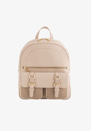 Sac à dos en cuir beige au design arrondi, avec des accessoires en or, une poche zippée à l'avant et deux sangles décoratives à boucle à l'avant.