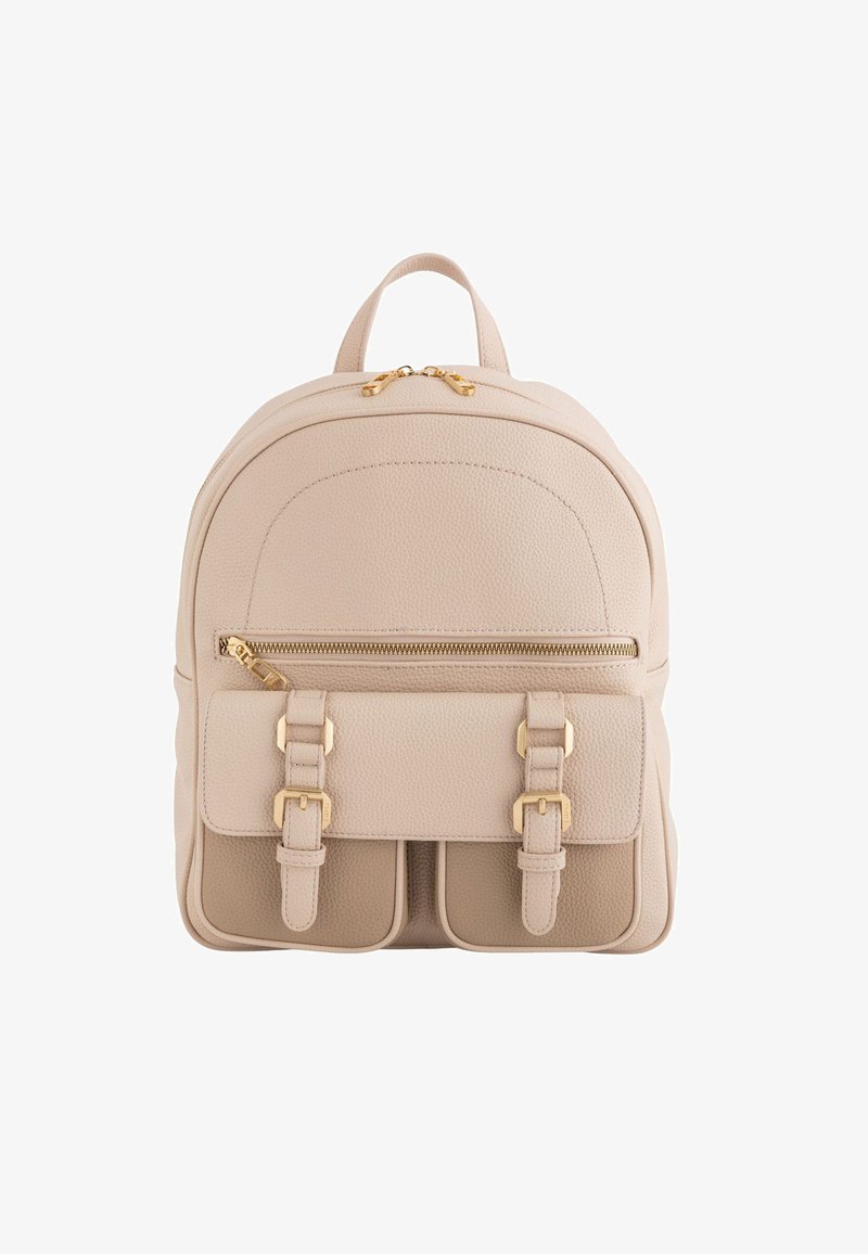 Mochila de cuero beige con un diseño redondeado, herrajes dorados, bolsillo con cremallera frontal y dos correas decorativas con hebillas en el frente.