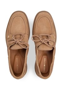 Παπούτσια tan suede με στρογγυλεμένη μυτη, λεπτομέρεια κορδονιών και μικρό λογότυπο στο πλάι. Υποδήματα με υφή στο πάνω μέρος και επενδυμένο πάτο για άνεση.