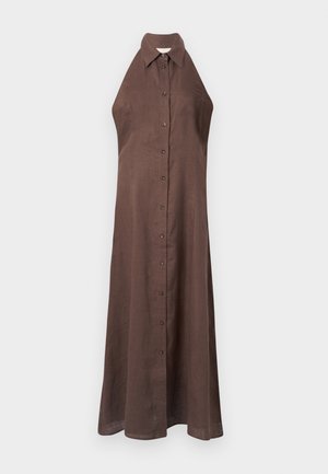 Barna vászon ujj nélküli ruha, amely gallérral, gombos elülső résszel és a bokáig érő, lágy vonalvezetésű sziluettel rendelkezik. Simább textúra.