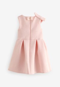 Abito senza maniche rosa con tessuto testurizzato, caratterizzato da motivi embossati a forma di "B", dettaglio a fiocco sul retro e gonna ampia con pieghe.