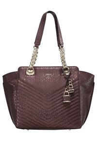 Bolso de mano burdeos con un patrón texturizado, correas de cadena plateadas y un charm de candado decorativo. Presenta un detalle de logo en la parte frontal.