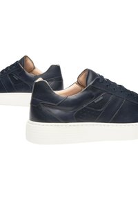 Sneaker in pelle blu con finitura liscia, suola in gomma bianca, punta arrotondata, cuciture a contrasto e dettagli perforati sui lati.