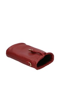 Borsetta in pelle rossa con una texture morbida, bordi arrotondati, chiusura a cordoncino e hardware in tonalità oro. Interno nero.