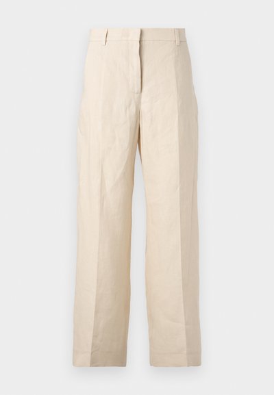 Beige linnedragt med løs pasform, plisseret front og lige ben. Har en talje med bæltestropper og ingen synlige lommer.
