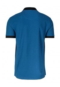 Modré polo tričko s krátkým rukávem a černým límečkem a černými manžetami na rukávech, zobrazené zezadu, s jednoduchým designem.