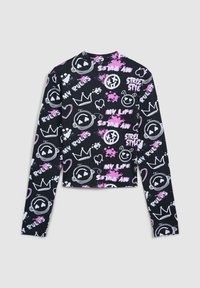 Czarny top crop z długim rękawem wykonany z tkaniny, z różnorodnymi białymi i różowymi nadrukami graficznymi, w tym twarzami, sercami i tekstem. Slim fit.