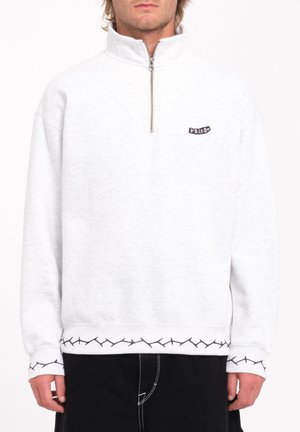 Lichtgrijze quarter-zip sweatshirt gemaakt van zacht materiaal. Bevat een zwart logo op de borst en contrasterende zwarte stiksels aan de onderkant en de manchetten.