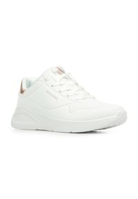 Sneaker bianco con tomaia in sintetico liscio, accentuazioni perforate e suola imbottita. Presenta un rivestimento morbido e dettagli metallici sul tallone.