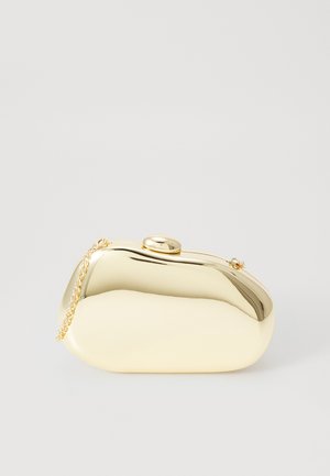 Metallic guld clutch med en glat, rund form, udstyret med en topknap-lås og et lille kædehåndtag til bæring.