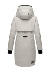 Lichtgrijze parka met een capuchon, voorzien van zwarte manchetten, een ontwerp met achterventilatie en logodetail. Glad textuur met geïsoleerde voering.