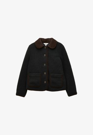 Schwarze Fleece-Jacke mit braunem Cordkragen, frontaler Knopfverschluss und zwei aufgesetzten Taschen, die in Braun abgesetzt sind. Weicher Stoff und lockere Passform.