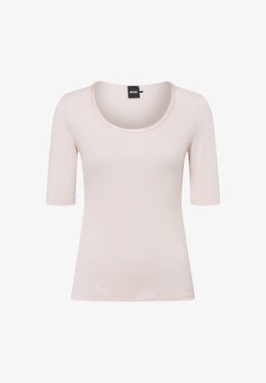 Lichtroze ribgebreide top met korte mouwen, een brede ronde halslijn en een aansluitende pasvorm, voorzien van een naadloze zoom en label.