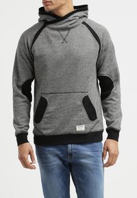 Sudadera gris con un patrón texturizado y acentos negros, con cuello tipo cowl, bolsillo canguro, y puños y dobladillo acanalados.