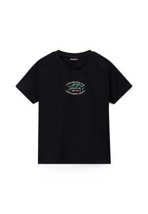 T-shirt noir à manches courtes avec col rond et petit design de texte bleu et blanc indiquant "Looking for the Northern Lights Napapijri 960 24" sur la poitrine.