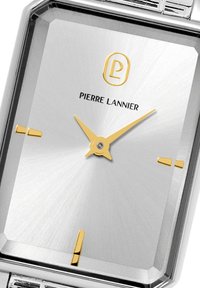 Orologio rettangolare argentato con quadrante testurizzato e dettagli dorati. Presenta lancette delle ore e dei minuti dorate, un logo e due indicatori dorati.