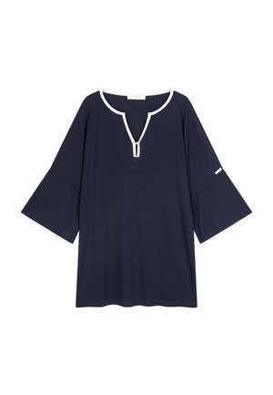 Haut bleu marine à manches cloche trois-quarts, avec des accents blancs autour de l'encolure et des ourlets des manches, doté d'une patte de boutonnage.