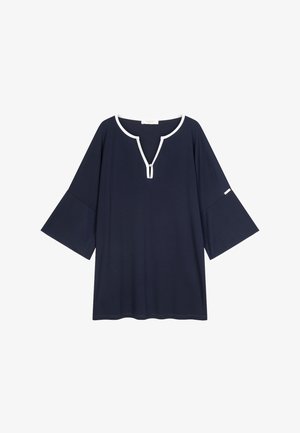 Marineblauw topje met driekwartflared mouwen, witte accenten rond de halslijn en mouwranden, voorzien van een knoopsluiting.