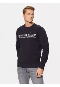 Felpa blu navy in cotone, con scollatura a girocollo e maniche lunghe. Testo frontale: "Aeronautica Militare AM-23 Forza Protezione."