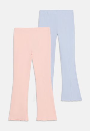 Dwie pary spodni w stylu dzwonów: jedna w jasnoróżowym, a druga w jasnoniebieskim kolorze. Miękka tkanina z falbaniastymi dołami i elastycznym pasem.