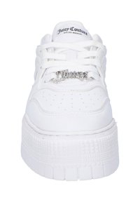 Sneaker bianco con finitura in pelle liscia, lacci piatti, dettagli perforati e una suola spessa e textured. Logo "Juicy Couture" applicato sulla linguetta.