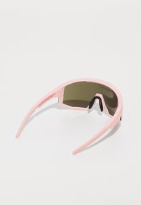 Rosa Sonnenbrille mit elegantem Design, umschließendem Format und dunkelgrünen Gläsern. Verfügt über strukturierte Bügel und Gumminasenpolster für zusätzlichen Komfort.